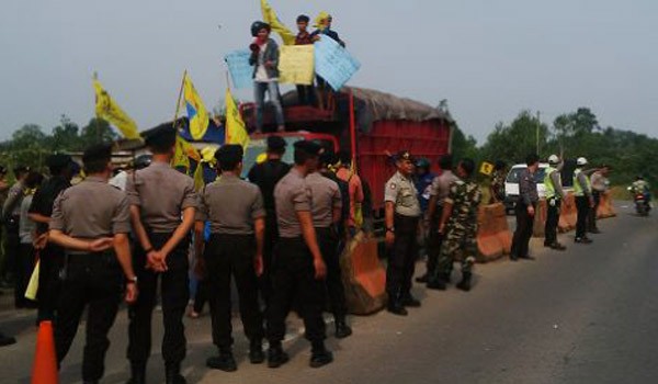  Puluhan massa dari Pergerakan Mahasiswa Islam Indonesia (PMII) dan Banser Jambi pagi ini (21/9) menggelar aksi demontrasi di jalan Lingkar Selatan tepatnya di belakang Polsek Kota Baru, Jambi
